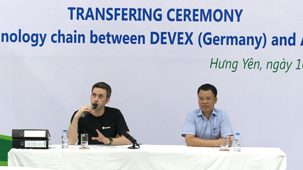 Ông Sven Wild Foerster - đại diện Công ty Devex (trái) và ông Tô Hồng Thái - đại diện Công ty CP Anvy (phải) phát biểu tại lễ ký kết chuyển giao công nghệ Đức